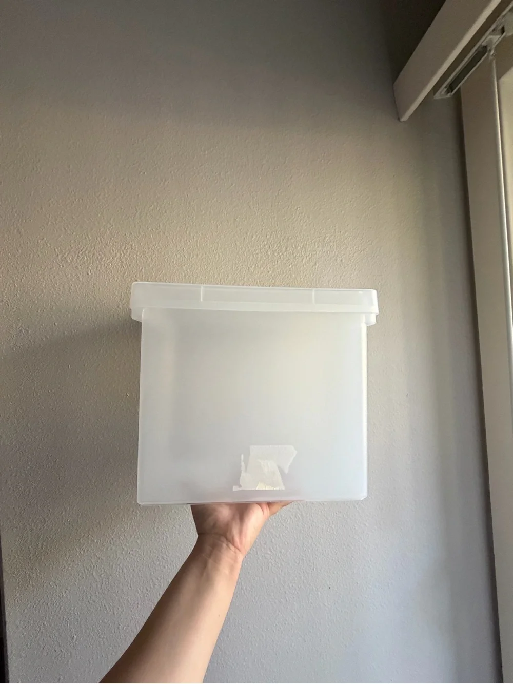 Hanging file crate with lid